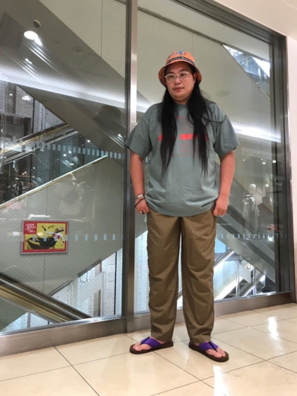 「シンプルコーデ、ビックシルエット、休日スタイル、ストリート、サンダルコーデ、Tシャツ、ラフ、アウトドアスタイル、フェススタイル、BEAVER」｜「BURLAP OUTFITTERのBURLAP OUTFITTER/SUPPLEX WIDE PANT（その他パンツ、ブラウン系）」を使った、日下部氏さん（メンズ・180cm）の夏コーディネートの1枚目の写真