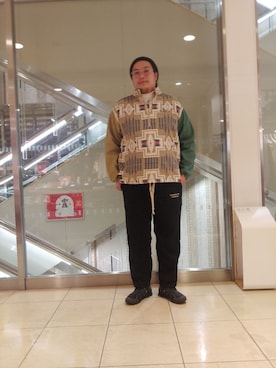 「MANASTASH（マナスタッシュ）のアイテム（スウェットパンツ）」を使った、日下部氏さん（メンズ・180cm）の冬コーディネート