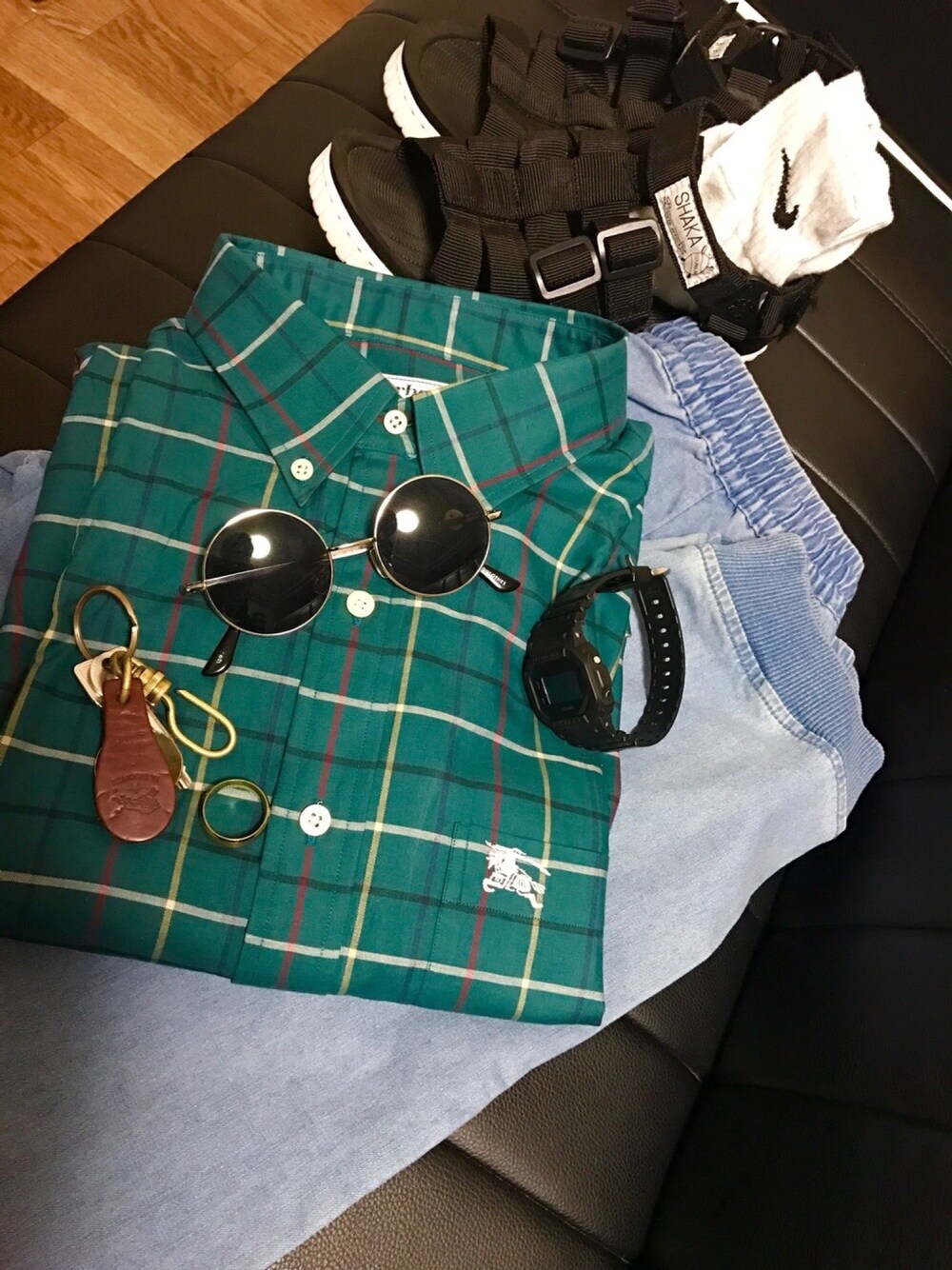 「burberry、チェックシャツ、オーバーサイズ、ウォッシュデニム、丸サングラス、Gショック、シャカサンダル、カジュアル、ナイキ、白ソックス」｜「Burberry Londonのアイテム（シャツ/ブラウス、グリーン系）」を使った、マルコさん（メンズ・165cm）の春コーディネートの1枚目の写真