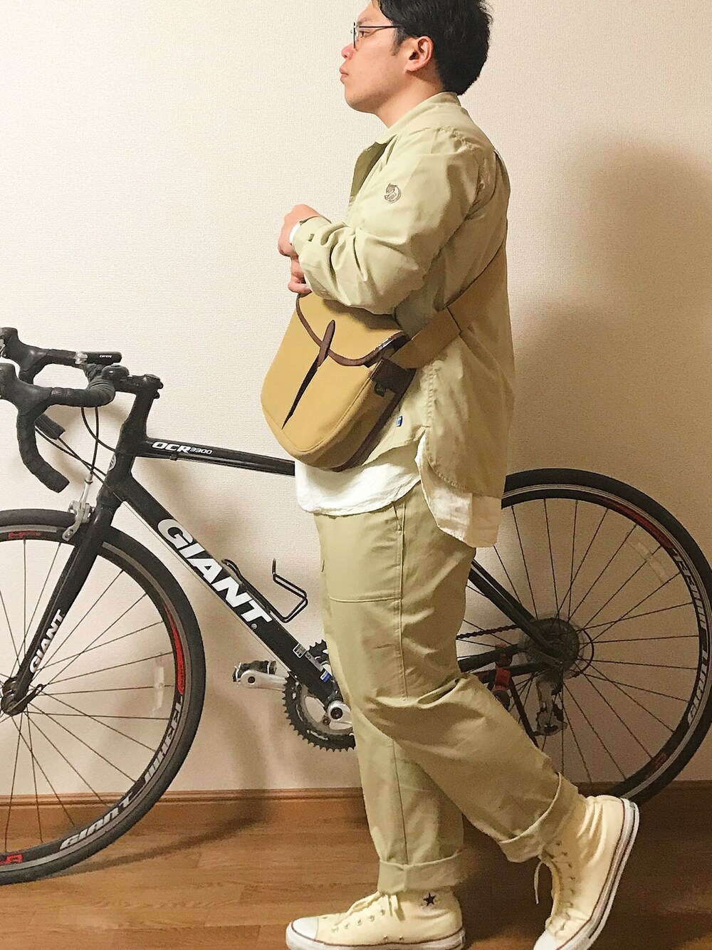 「春コーデ、カジュアルコーデ、古着、セットアップ、ベージュ、チノパン、お洒落さんとつながりたい、コンバース、ロールアップ、ワーク」｜「FJALL RAVEN のアイテム（カバーオール、ベージュ系）」を使った、マルコさん（メンズ・165cm）の春コーディネートの1枚目の写真