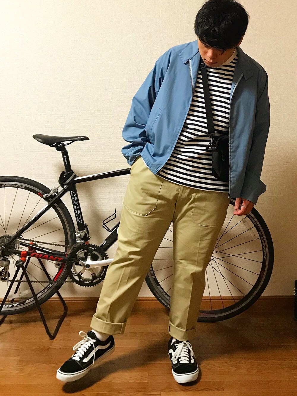 「春、カジュアルコーデ、スイングトップ、ボーダー、ベージュパンツ、VANS、オールドスクール、古着、お洒落さんとつながりたい、アメカジ」｜「sears 古着のアイテム（カバーオール、ブルー系）」を使った、マルコさん（メンズ・165cm）の春コーディネートの1枚目の写真