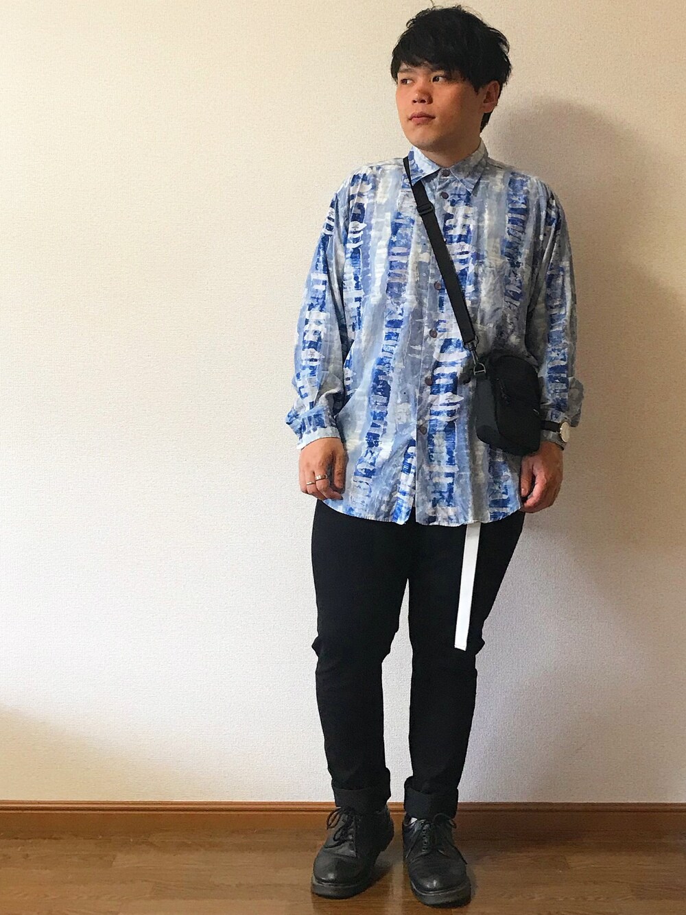 「きれいめカジュアル、柄シャツ、スキニーパンツ、古着、古着MIX、ドクターマーチン、ガチャベルト、ootd、おしゃれさんと繋がりたい、古着屋」｜「古着のアイテム（シャツ/ブラウス、ブルー系）」を使った、マルコさん（メンズ・165cm）の春コーディネートの1枚目の写真