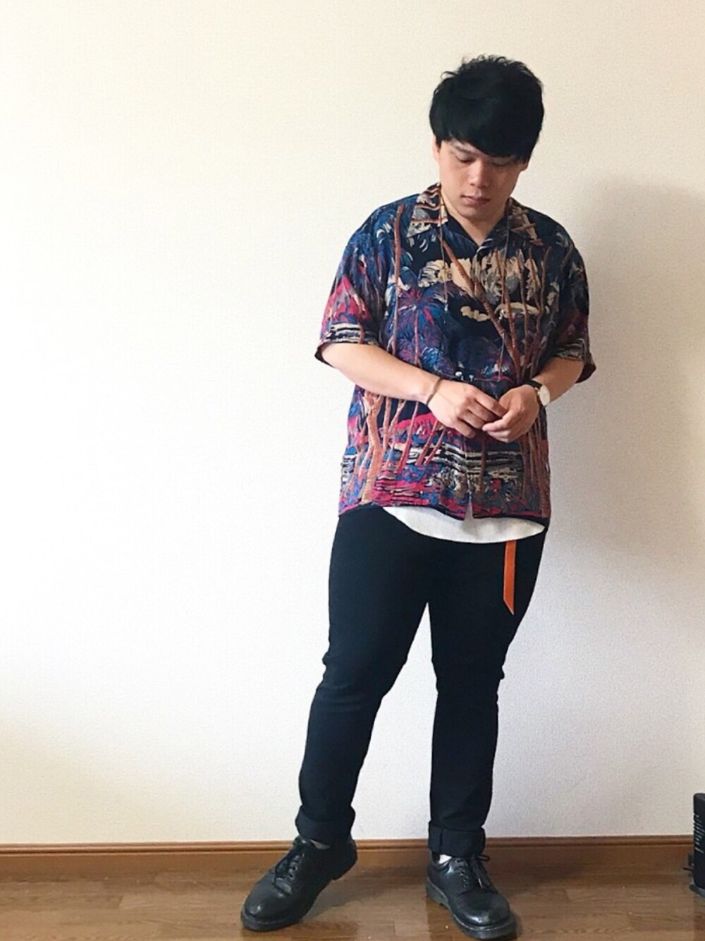 「アロハシャツ、古着、黒スキニー、レイヤードスタイル、ドクターマーチン、おしゃれさんと繋がりたい、古着好きな人と繋がりたい、ootd、柄シャツ、エンダースキーマ」｜「Surface to Airのアイテム（シャツ/ブラウス、ブルー系）」を使った、マルコさん（メンズ・165cm）の春コーディネートの1枚目の写真