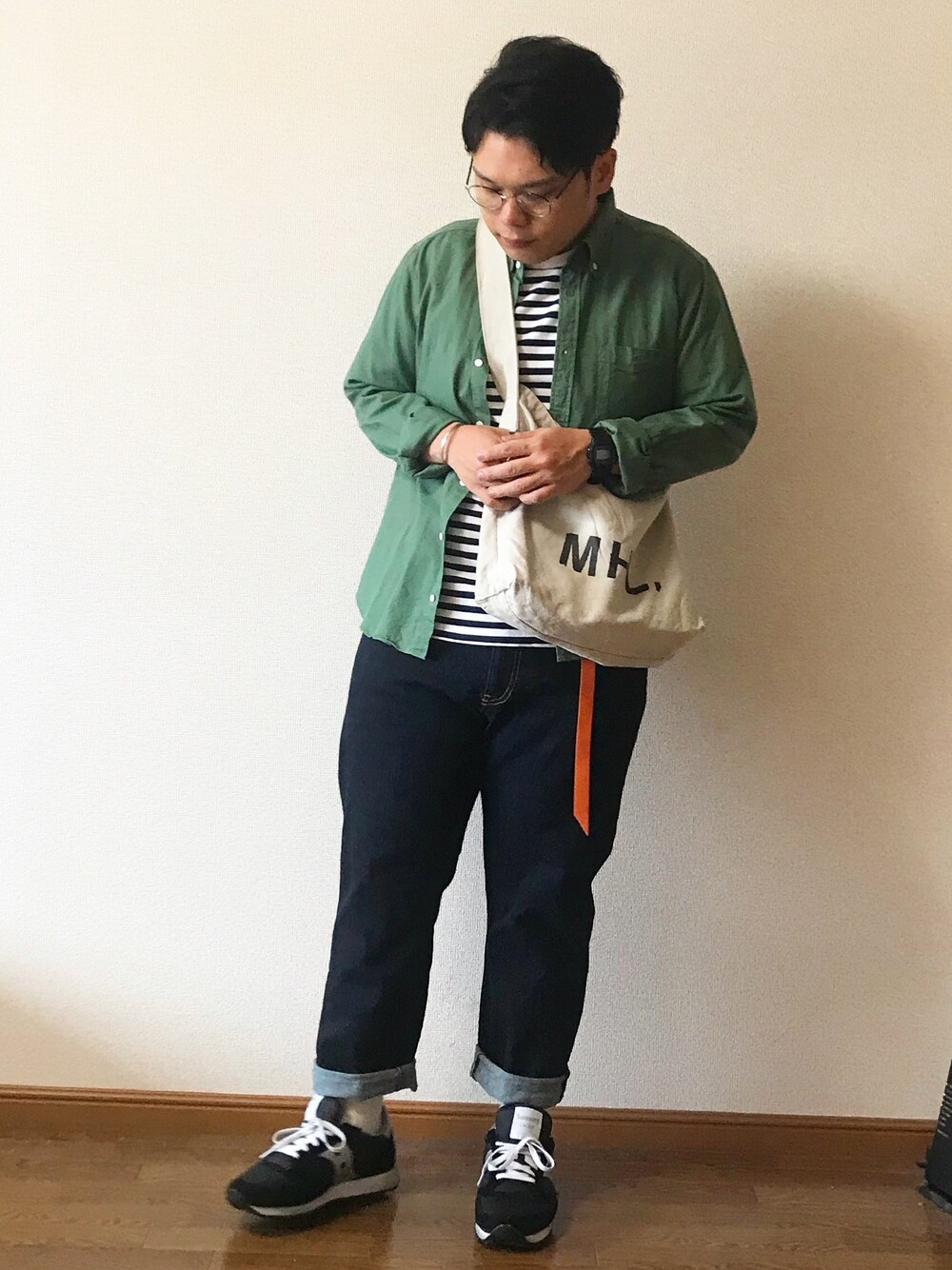 「カーキ、古着、ボーダー、エンダースキーマ、マーガレット・ハウエル(MARGARET HOWELL)、ショルダーバッグ、カジュアルコーデ、saucony、UNIQLO、おしゃれさんと繋がりたい」｜「古着のアイテム（シャツ/ブラウス、グリーン系）」を使った、マルコさん（メンズ・165cm）の春コーディネートの1枚目の写真