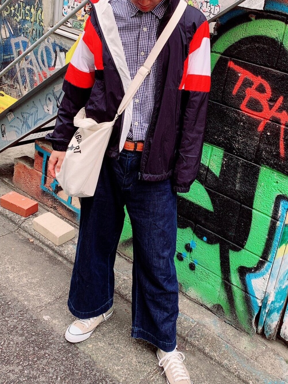 「お洒落さんとつながりたい」｜「CONVERSEのconverse コンバース CANVAS ALL STAR COLORS OX キャンバス オールスター カラーズ オックス 32860669 BEIGE（スニーカー、ベージュ系）」を使った、ざきこうさん（メンズ・176cm）の春コーディネートの1枚目の写真