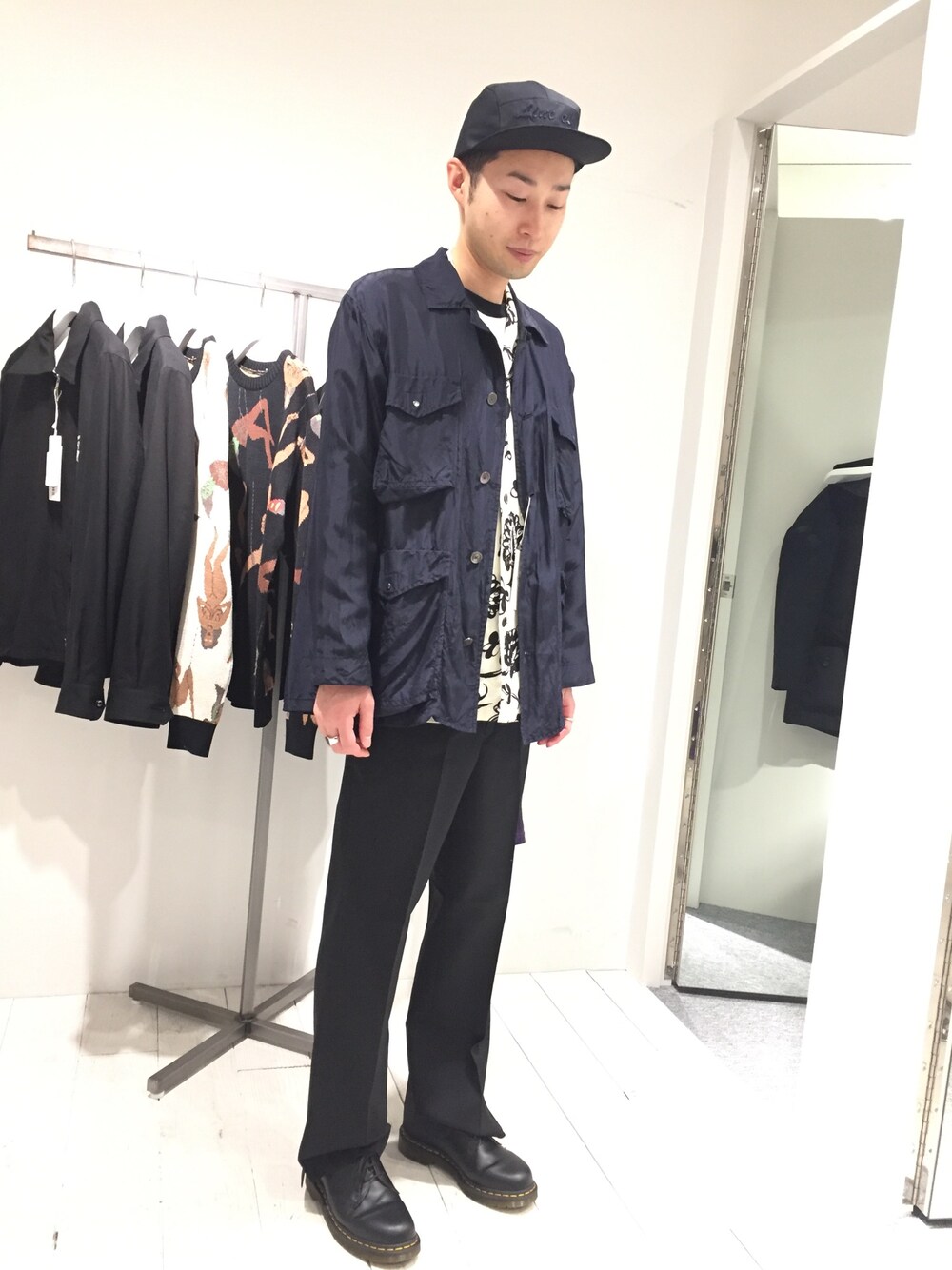 「春コーデ、フレアパンツ、サファリジャケット、開襟シャツ」｜「N.HOOLYWOODのアイテム（スラックス、ブラック系）」を使った、morioさん（メンズ・174cm）の冬コーディネートの1枚目の写真
