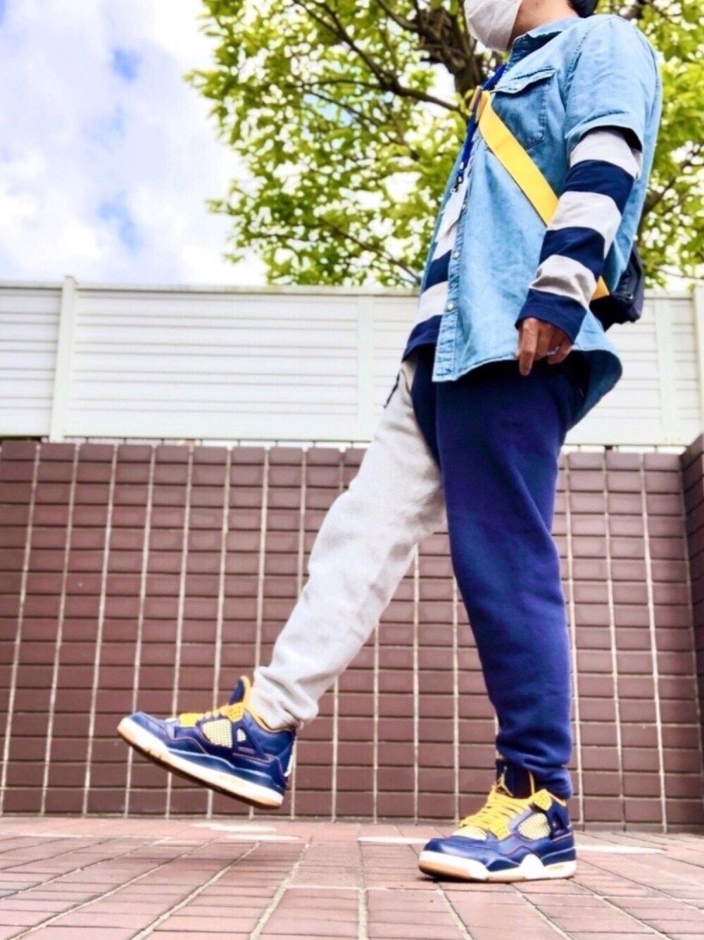 「スウェットパンツ、休日スタイル、カジュアルコーデ、韓国ファッション、低身長、デニムシャツ、レイヤードスタイル、重ね着、ボーダー、おしゃれさんと繋がりたい」｜「ChampionのChampion × BEAMS / 別注 ビッグクレイジー スウェットパンツ（その他パンツ、グレー系）」を使った、にゃん😿さん（メンズ・50cm）の春コーディネートの1枚目の写真