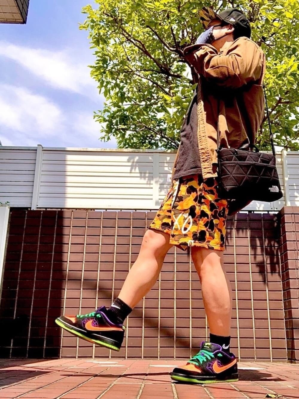 「休日スタイル、韓国ファッション、ハーフパンツ、ストリート、スニーカーコーデ、キャップ、カジュアルコーデ、夏コーデ、低身長、NIKE」｜「A BATHING APEのアイテム（パンツ、オレンジ系）」を使った、にゃん😿さん（メンズ・50cm）の春コーディネートの1枚目の写真