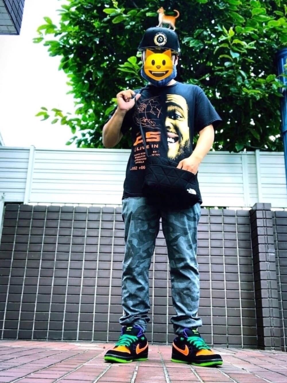 「スニーカー、ストリート、スケータースタイル、サコッシュ、カジュアル、プリントT、Tシャツ、モノトーン、ブラック、HIPHOP」｜「NEW ERAのweekendとコラボ（キャップ、ブラック系）」を使った、にゃん😿さん（メンズ・50cm）の夏コーディネートの1枚目の写真