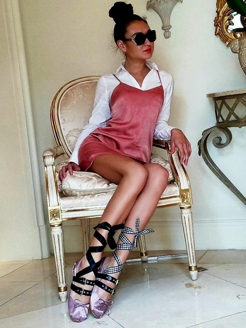 「daytonight、ootd、outfit、dress、Sunglasses、ballet shoes、silkdress、STYLE、fashion、trend」｜「CHANELのアイテム（サングラス、ブラック系）」を使った、Dinara さん（レディース・175cm）の春コーディネートの1枚目の写真
