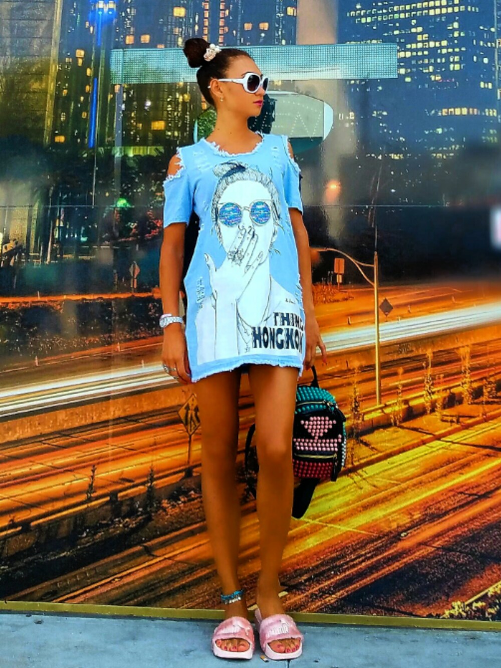 「ootd、outfit、summer、denim、casual、streetstyle、fashion、trend、trendy、dress」｜「FentyXPumaのアイテム（ビーチサンダル、ピンク系）」を使った、Dinara さん（レディース・175cm）の春コーディネートの1枚目の写真