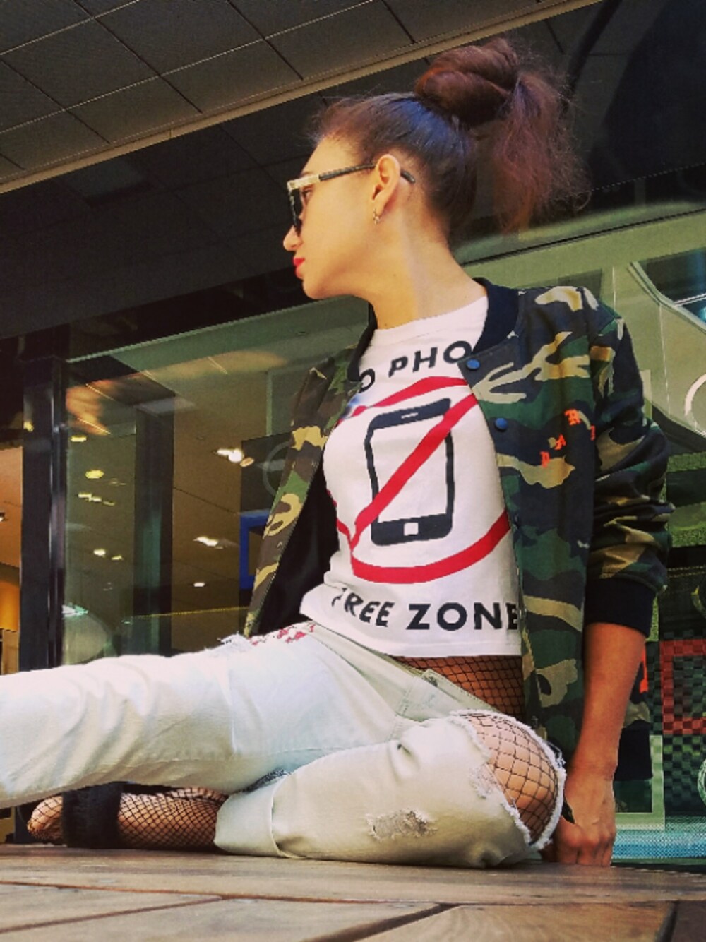 「ootd、outfit、denim、fishnet、Sunglasses、jeans、como、trend、STYLE、streetstyle」｜「ZARAのアイテム（Tシャツ/カットソー、ホワイト系）」を使った、Dinara さん（レディース・175cm）の春コーディネートの1枚目の写真
