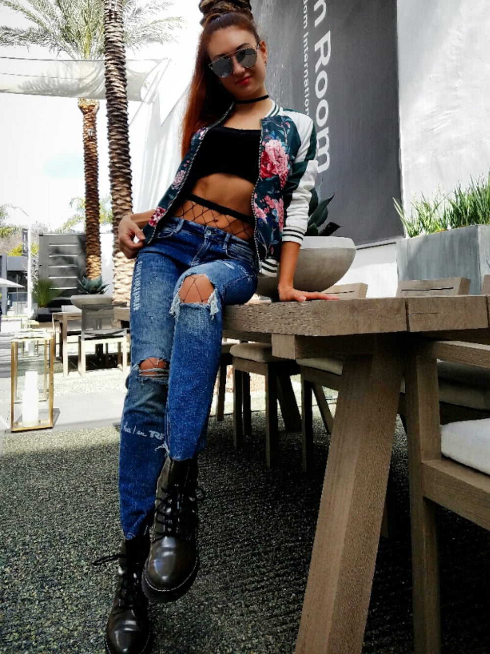 「springstyle、ootd、outfit、denim、fishnet、choker、Sunglasses、fashion、STYLE、trend」｜「ZARAのアイテム（ブーツ、グリーン系）」を使った、Dinara さん（レディース・175cm）の春コーディネートの1枚目の写真