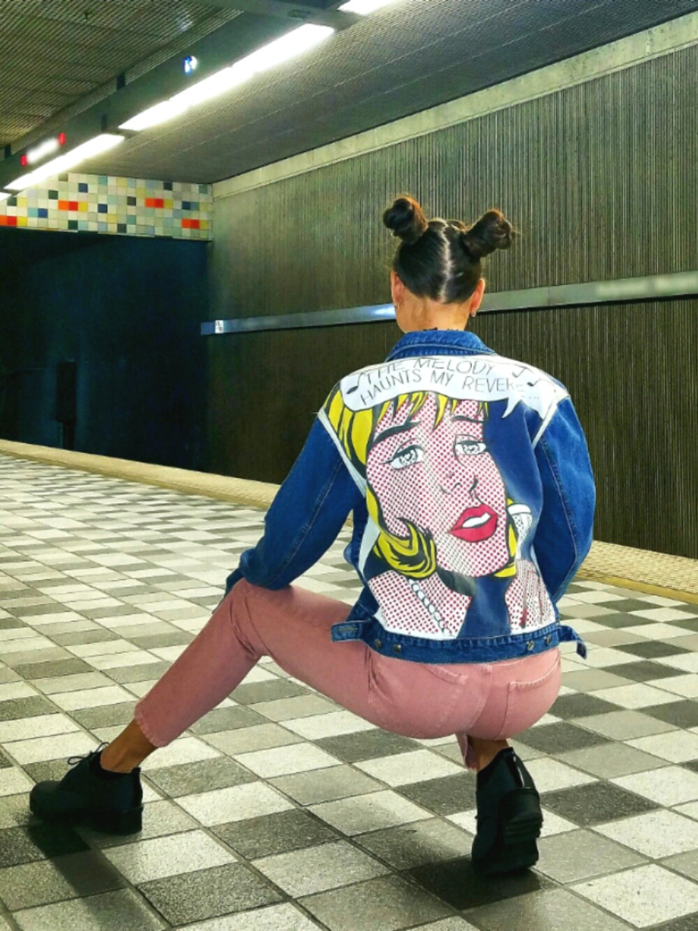 「ootd、outfit、denim、comics、ART、STYLE、streetstyle、trend、urban」｜「ZARAのアイテム（デニムパンツ、ピンク系）」を使った、Dinara さん（レディース・175cm）の春コーディネートの1枚目の写真