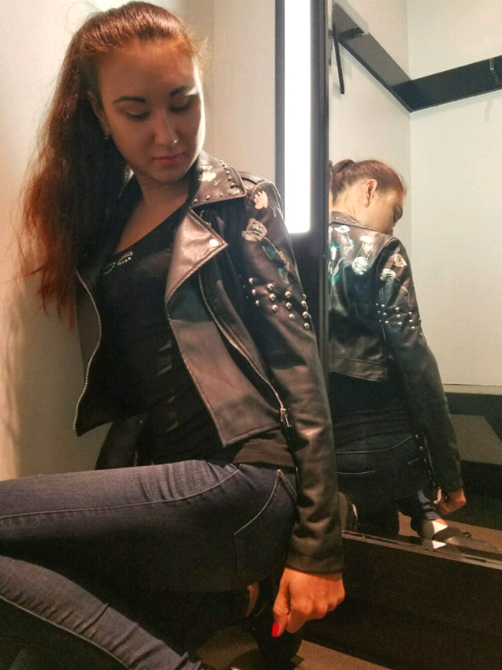 「embroidery、ootd、outfit、denim、spring、fashion、STYLE、leather jacket、Flowers」｜「BeBeのアイテム（ライダースジャケット、ブラック系）」を使った、Dinara さん（レディース・175cm）の春コーディネートの1枚目の写真