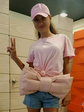 「Yeezy（イージー）のアイテム（帽子）」を使った、Dinara さん（レディース・175cm）の春コーディネート