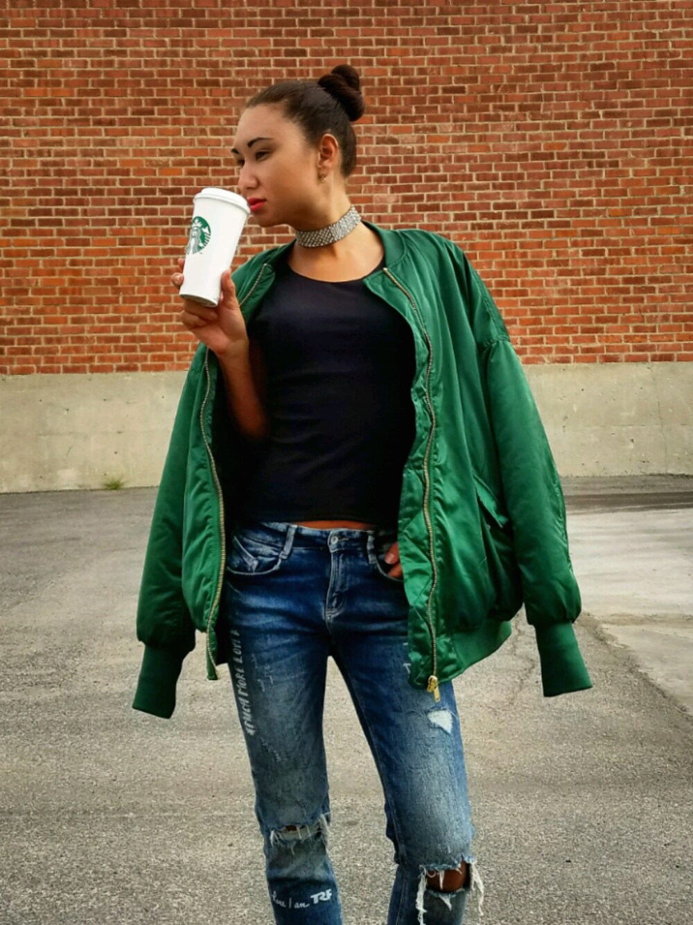 「R29OversizeChic、bomberjacket、oversize、denim、ottd、fashion、STYLE、streetstyle、choker」｜「H&Mのアイテム（その他アウター、グリーン系）」を使った、Dinara さん（レディース・175cm）の春コーディネートの1枚目の写真