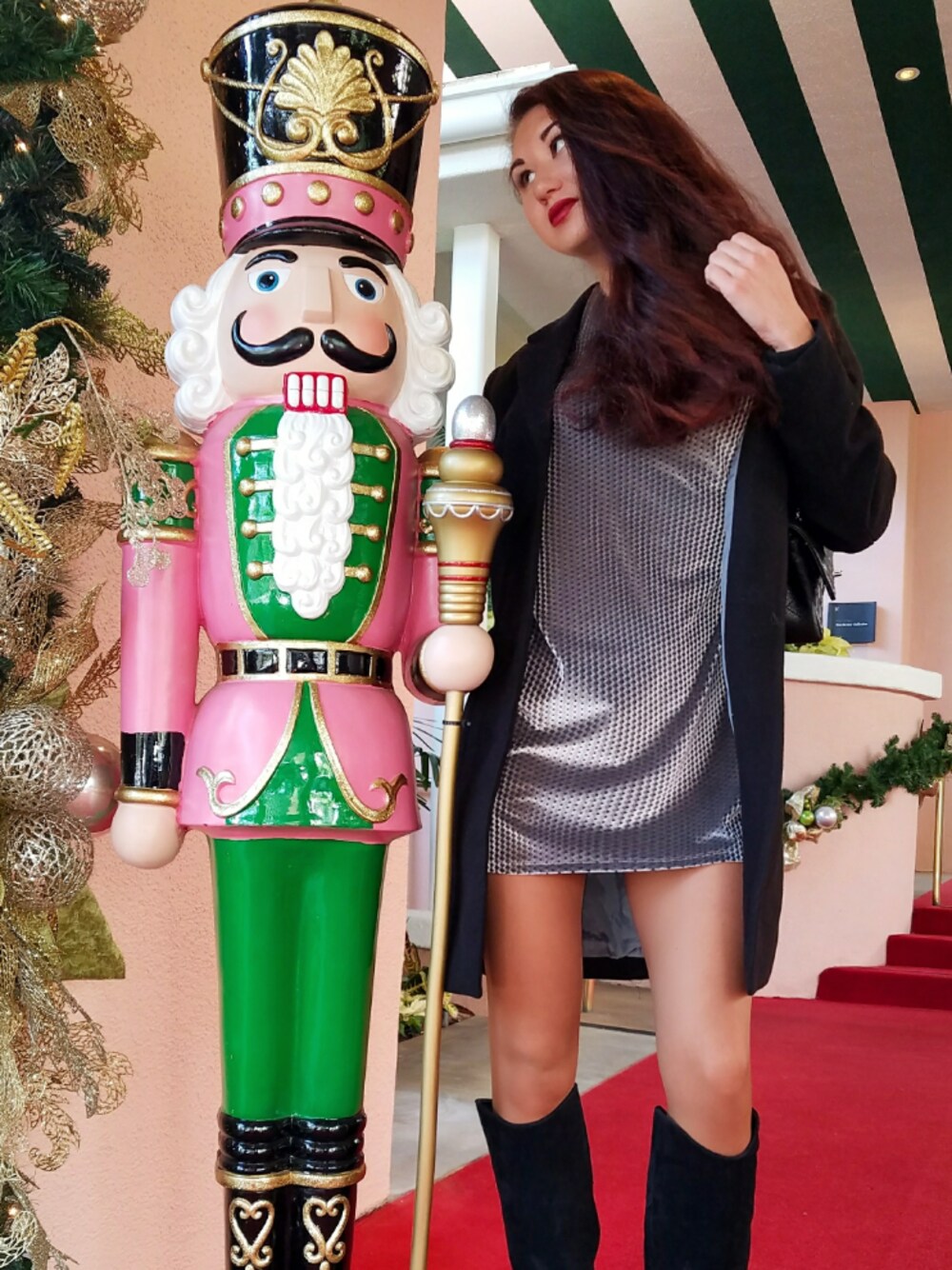 「christmas、style#classy#ootd」｜「ZARAのアイテム（ドレス、グレー系）」を使った、Dinara さん（レディース・175cm）の冬コーディネートの1枚目の写真