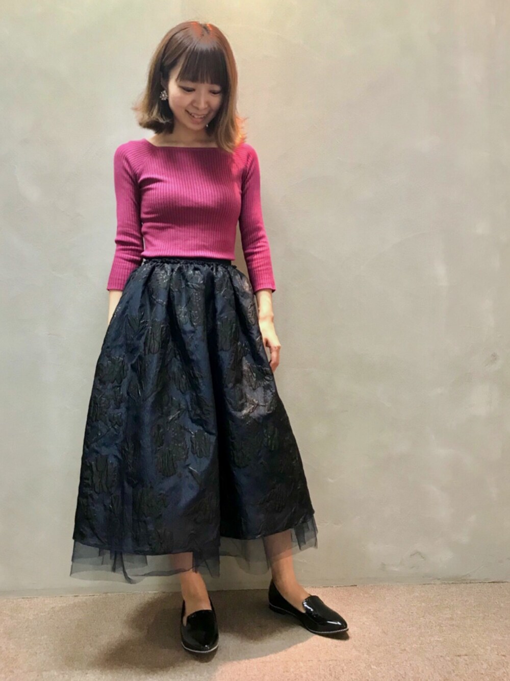 「シンプルコーデ、大人コーデ、ピンク、ネイビー×ピンク、秋のコーデ、ニット、フレアスカート」｜「RANDAの【セール対象外】スクエアネックニットプルオーバー（ニット/セーター、ピンク系）」を使った、kumemiさん（レディース・155cm）の夏コーディネートの1枚目の写真