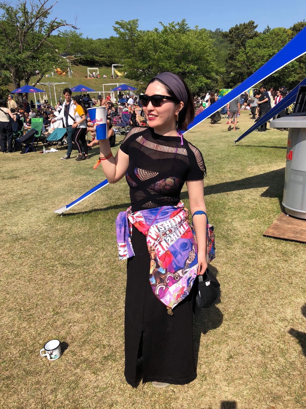 「フェススタイル、夏フェス、festival、festival look、フェスコーデ、monro、黒、黒コーデ」｜「AZUL by moussyのアイテム（スカート、ブラック系）」を使った、Shiho Linda Okadaさん（レディース・156cm）の春コーディネートの1枚目の写真