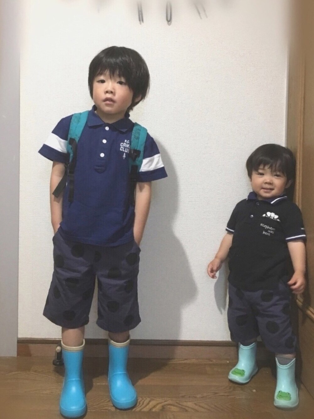 「登園コーデ、雨の日コーデ、カジュアルコーデ、ポロシャツ、レインブーツ、ドット、おとこのこ、5歳、1歳11ヶ月」｜「おさがり♡のアイテム（ポロシャツ、ブルー系）」を使った、yuukajuさん（キッズ・110cm）の春コーディネートの1枚目の写真