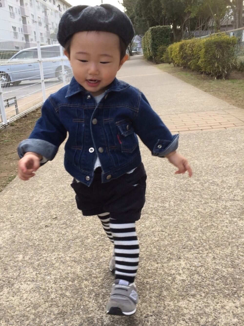 「おとこのこ、デニムジャケット、ボーダー、ベレー帽、かぼちゃパンツ、スニーカー、レギンス、男の子、古着MIX、無印良品」｜「FITHのアイテム（ハンチング/ベレー帽、グレー系）」を使った、ちーばちゃんさん（キッズ・80cm）の春コーディネートの1枚目の写真