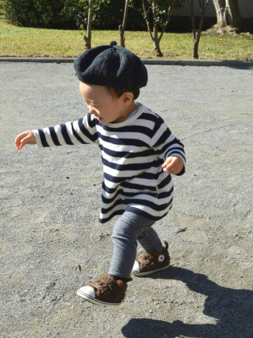 「ベレー帽、スニーカー、おとこのこ、男の子、1歳、くまさん、公園、UNIQLO、ボーダートップス、無印良品」｜「FITHのアイテム（ハンチング/ベレー帽、グレー系）」を使った、ちーばちゃんさん（キッズ・80cm）の秋コーディネートの1枚目の写真