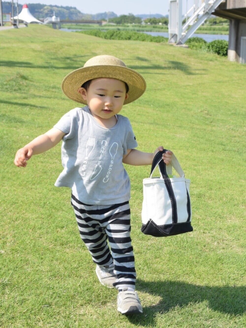 「キャンバストート、麦わら帽子、ボーダー、男の子、Tシャツ、1歳、おとこのこ、カジュアルコーデ」｜「FITHのアイテム（ハット、ベージュ系）」を使った、ちーばちゃんさん（キッズ・80cm）の春コーディネートの1枚目の写真