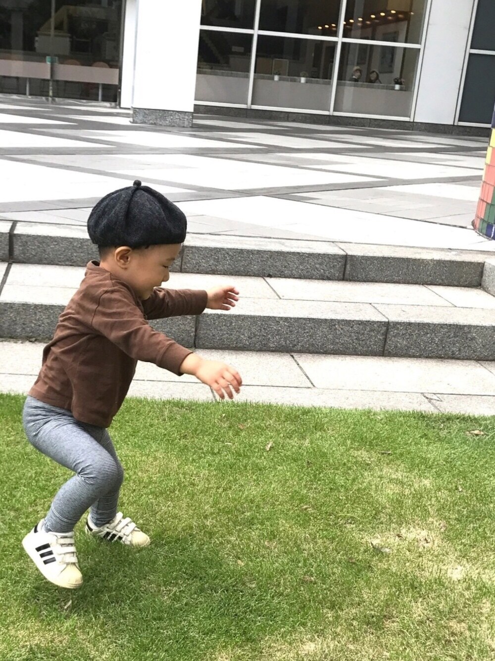 「男の子、2歳、ベレー帽、スパッツ、レギンス、ボーダー、古着MIX、アディダス、スニーカー、男の子コーデ」｜「FITHのアイテム（ハンチング/ベレー帽、グレー系）」を使った、ちーばちゃんさん（キッズ・80cm）の秋コーディネートの1枚目の写真