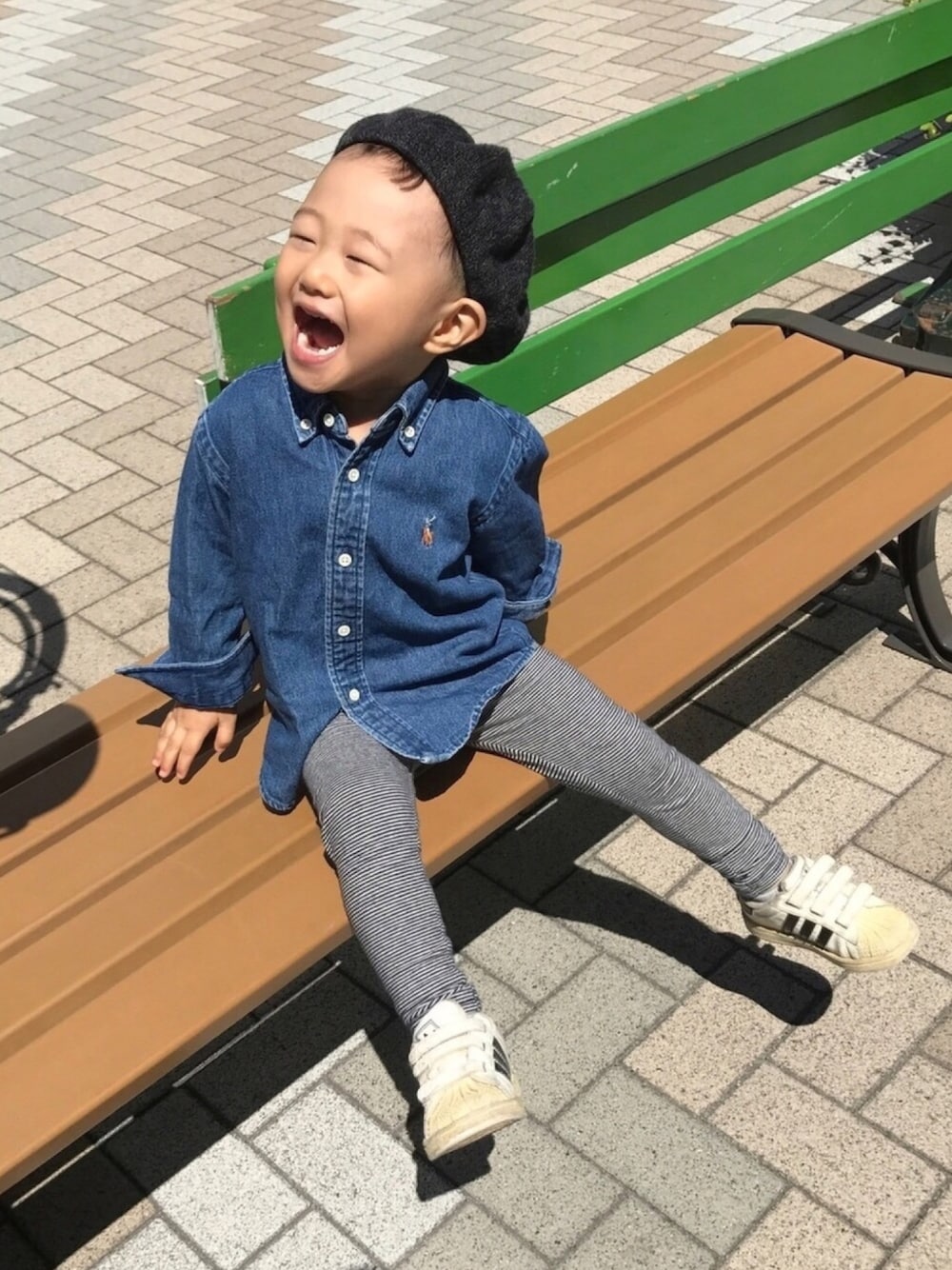 「デニムシャツ、スパッツ、レギンス、スニーカー、ベレー帽、2歳、男の子、無印良品、ボーダー」｜「FITHのアイテム（ハンチング/ベレー帽、グレー系）」を使った、ちーばちゃんさん（キッズ・80cm）の秋コーディネートの1枚目の写真