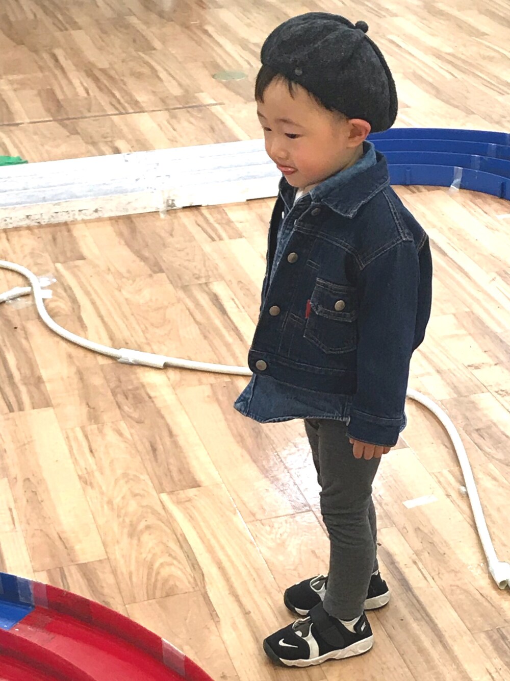 「おとこのこ、デニムシャツ、デニムジャケット、Gジャン、レギンス、ベレー帽、エアリフト、重ね着、デニムオンデニム、古着MIX」｜「FITHのアイテム（ハンチング/ベレー帽、グレー系）」を使った、ちーばちゃんさん（キッズ・80cm）の春コーディネートの1枚目の写真