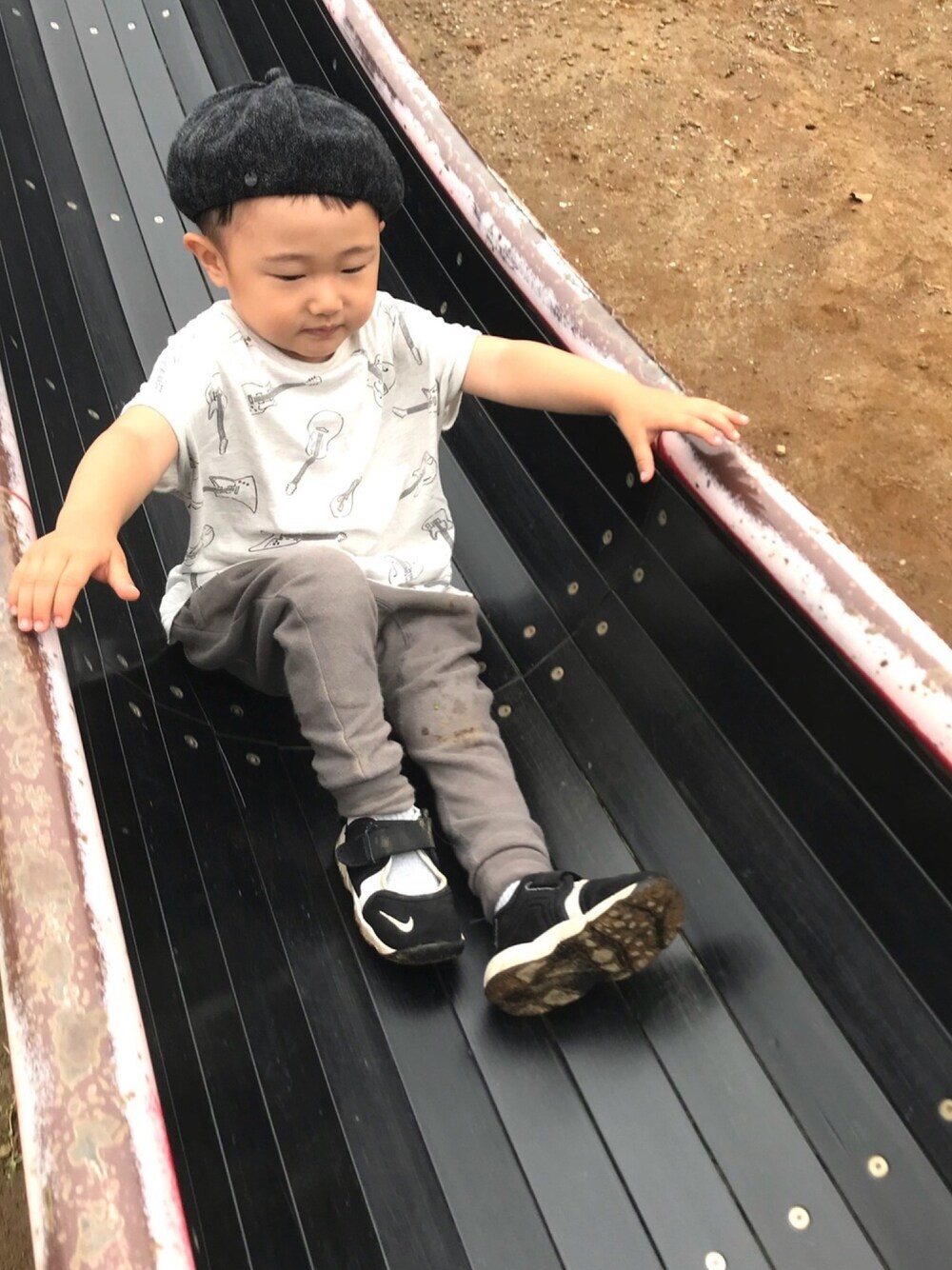 「Tシャツ、男の子、エアリフト、ベレー帽、サルエルパンツ、スウェットパンツ、公園、総柄トップス、3歳」｜「FITHのアイテム（ハンチング/ベレー帽、グレー系）」を使った、ちーばちゃんさん（キッズ・90cm）の夏コーディネートの1枚目の写真