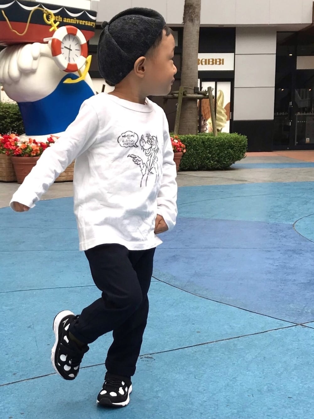 「ベレー帽、ロンT、スラックス、瞬足、ドット、3歳、男の子、モノトーン」｜「瞬足の【瞬足Designed by CIAOPANIC TYPY】ハイスタンダード（スニーカー、ブラック系）」を使った、ちーばちゃんさん（キッズ・90cm）の秋コーディネートの1枚目の写真