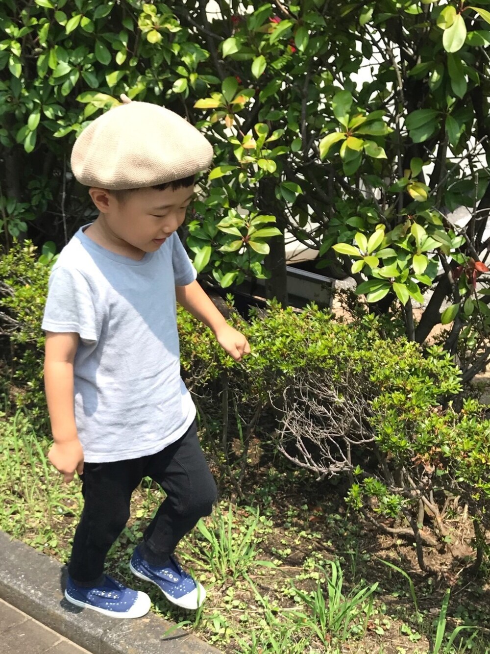 「ベレー帽、無地T、サルエルパンツ、スリッポン、シンプル、4歳、男の子コーデ、７分丈パンツ」｜「quoti use fithのコットンニットベレーボウ（ハンチング/ベレー帽、ベージュ系）」を使った、ちーばちゃんさん（キッズ・90cm）の夏コーディネートの1枚目の写真
