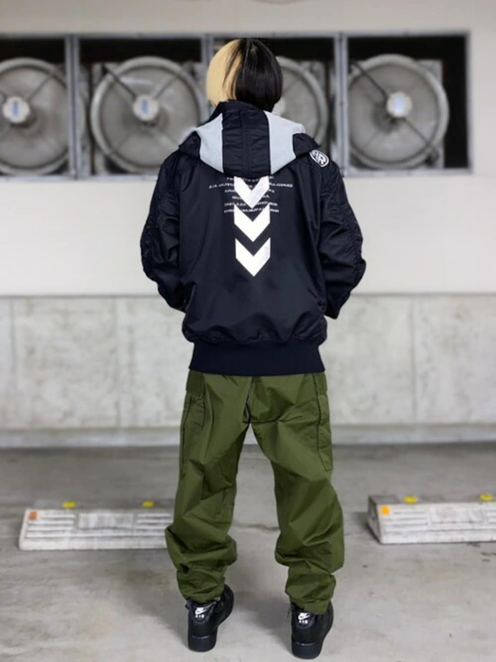「スニーカー、ミリタリー、NIKE、MA-1、M65、ストリート、AVIREX、AIR FORCE 1、AVIREXBelle、avirexなんば」｜「AVIREXの【直営店限定】ライト MA-1 リモデル タクティクス / LIGHT MA-1 REMODEL TACTICS / アヴィレックス / AVIREX（MA-1、ブラック系）」を使った、フウヤさん（メンズ・160cm）の冬コーディネートの1枚目の写真