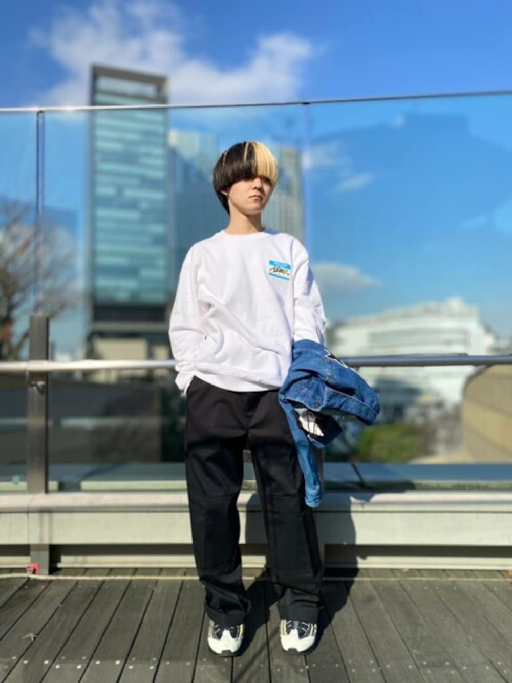「ミリタリー、NIKE、ストリート、AVIREX、Dickies、airmax95、スケータースタイル、AVIREXBelle、avirexなんば」｜「AVIREXの【直営店限定】HELLO MY BRAND IS SWEAT/ ハロー マイブランド イズスウェット / AVIREX / アヴィレックス（スウェット、ホワイト系）」を使った、フウヤさん（メンズ・160cm）の冬コーディネートの1枚目の写真