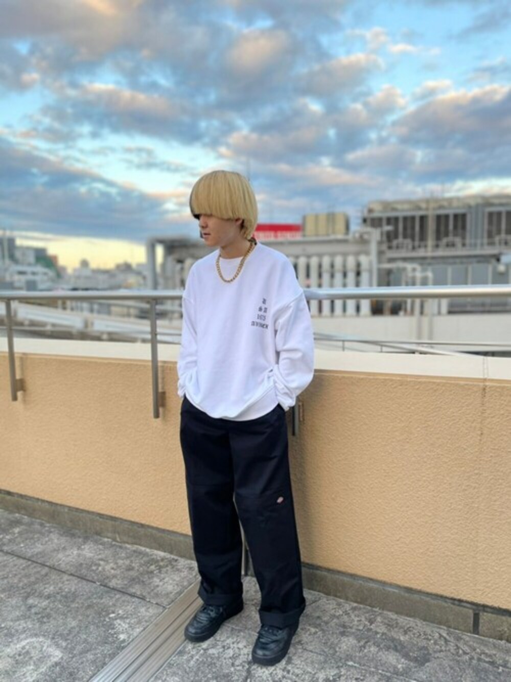 「スニーカー、NIKE、ストリート、AVIREX、Dickies、AIR FORCE 1、シンプルコーデ、春コーデ、スケータースタイル、avirexなんば」｜「AVIREXの【直営店限定】クルーネック スウェット / CREW NECK SWEAT AVX Ⅱ / アヴィレックス / AVIREX（スウェット、ホワイト系）」を使った、フウヤさん（メンズ・160cm）の冬コーディネートの1枚目の写真