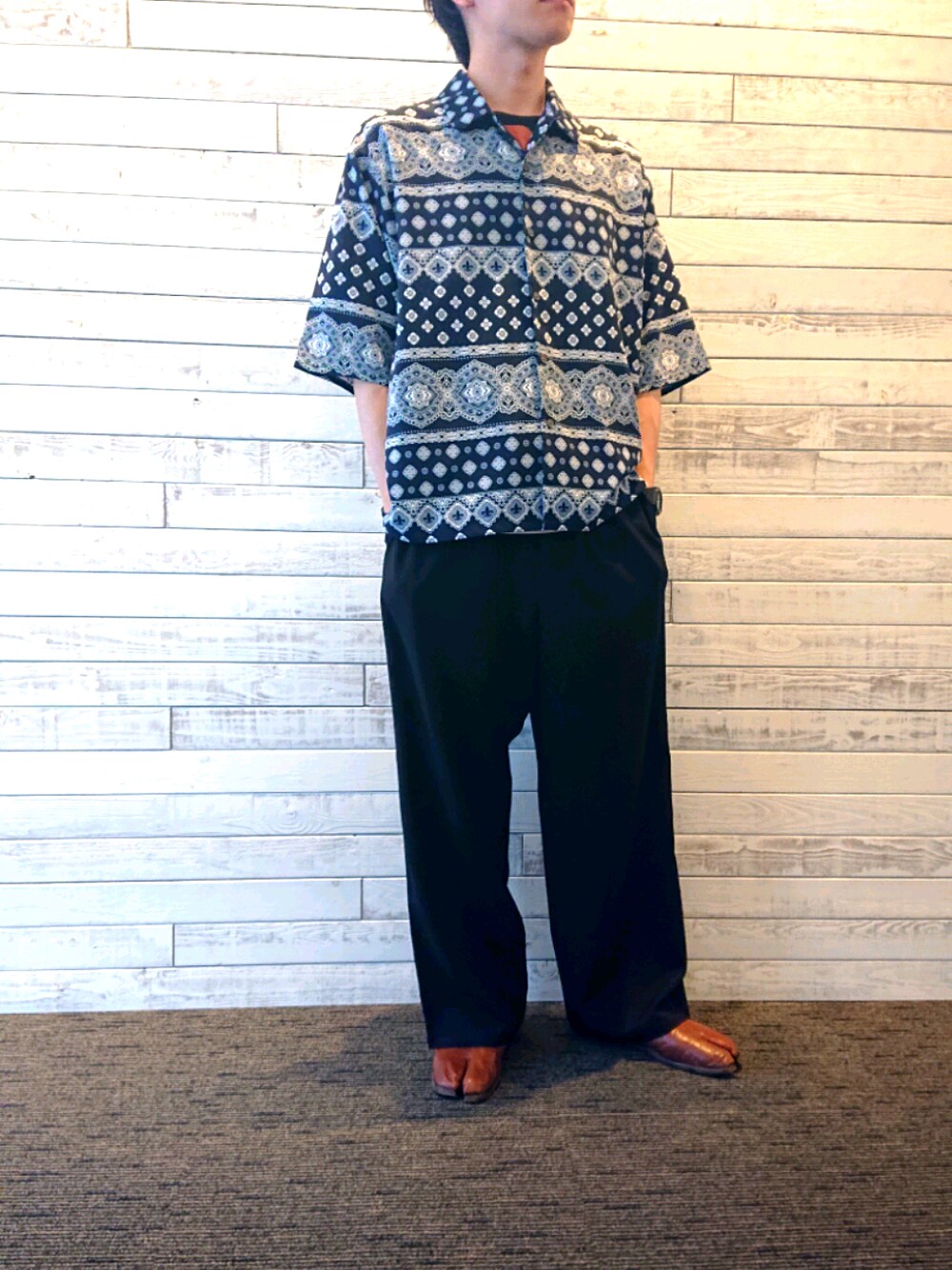 「ゆるコーデ、春コーデ、大人コーデ、カジュアル、オトナカジュアル、おしゃれさんと繋がりたい、シンプル、シャツスタイル、リラックススタイル、黒」｜「MYSELF ABAHOUSEの【MYSELF ABAHOUSE】TR平織り ワイド　パンツ（その他パンツ、ブラック系）」を使った、優さん（メンズ・175cm）の春コーディネートの1枚目の写真