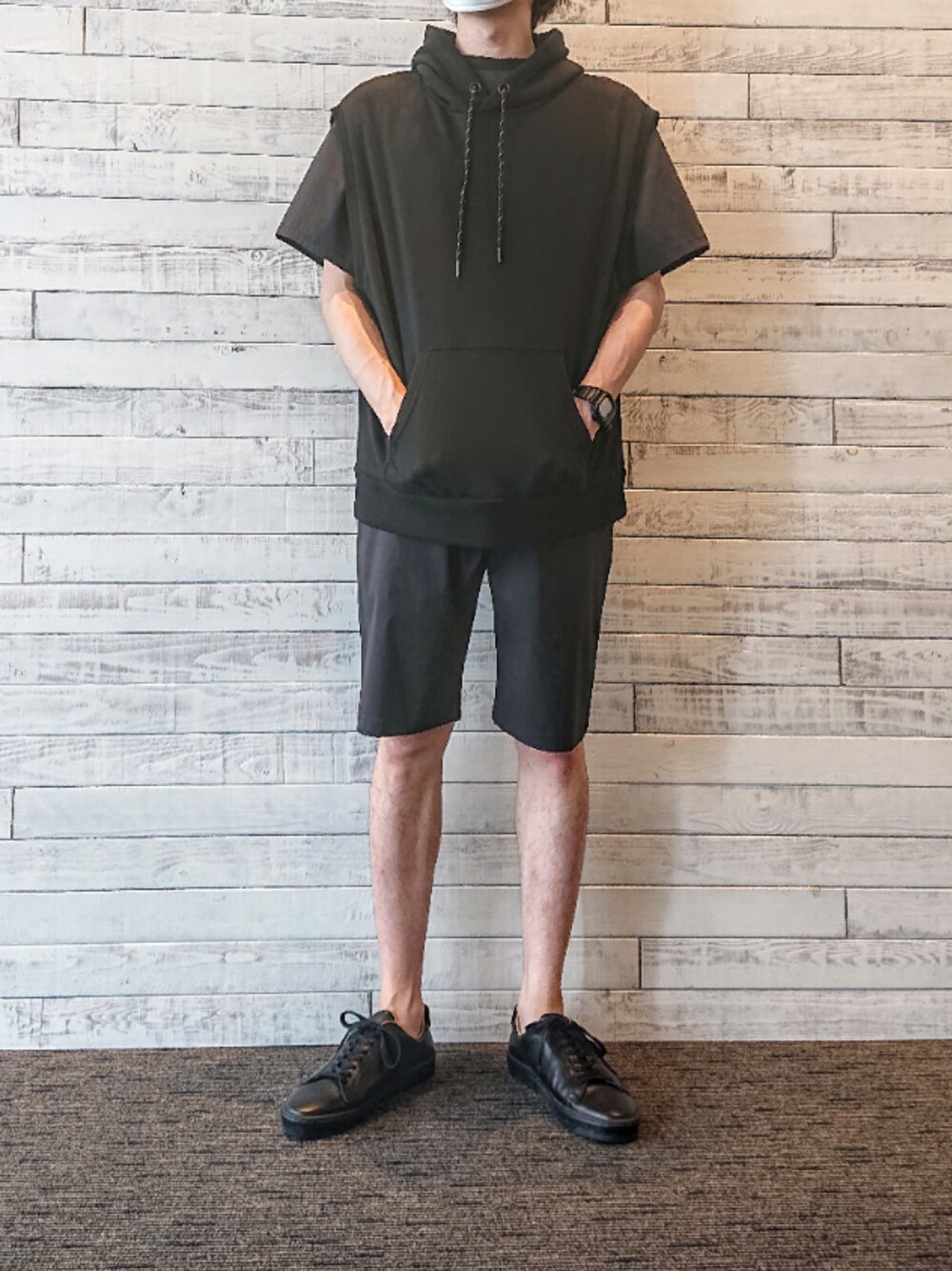 「シンプル、シンプルコーデ、今日のコーデ、キレイめ、きれいめカジュアル、ブラック、モノトーン、モノトーンコーデ、スタッフセンバツ、お洒落さんとつながりたい」｜「MYSELF ABAHOUSEの【MYSELF ABAHOUSE】ワイドシルエット ノースリーブ パーカー（パーカー、グレー系）」を使った、優さん（メンズ・175cm）の春コーディネートの1枚目の写真