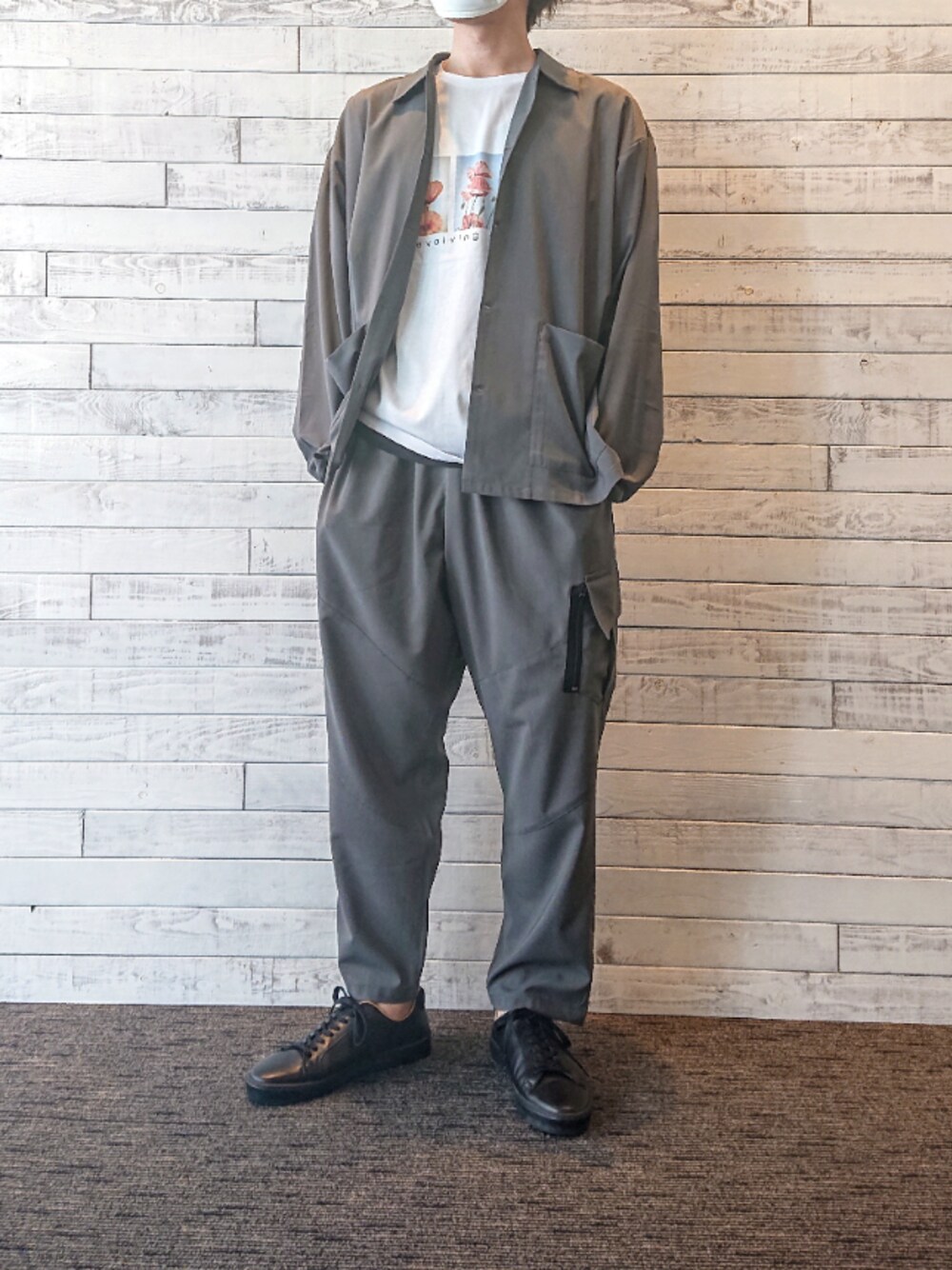 「シンプル、シンプルコーデ、カジュアル、カジュアルコーデ、オトナカジュアル、セットアップ、グレー、スニーカー、お洒落さんとつながりたい、いいね、save、フォローお願いします🤑」｜「MYSELF ABAHOUSEのアイテム（パンツ、グレー系）」を使った、優さん（メンズ・175cm）の春コーディネートの1枚目の写真