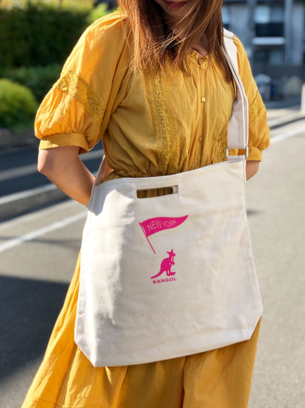 「ショルダーバッグ、ショルダー、２ＷＡＹ、3way、ショルダーBAG、KANGOL、ショルダーバック、2WAYﾊﾞｯｸﾞ、カンゴール、KANGOLDAY」｜「KANGOLの【KANGOL/カンゴール】 キャンバス プリント サコッシュ（ショルダーバッグ、ホワイト系）」を使った、Parks Tokyoさん（レディース・160cm）の夏コーディネートの1枚目の写真