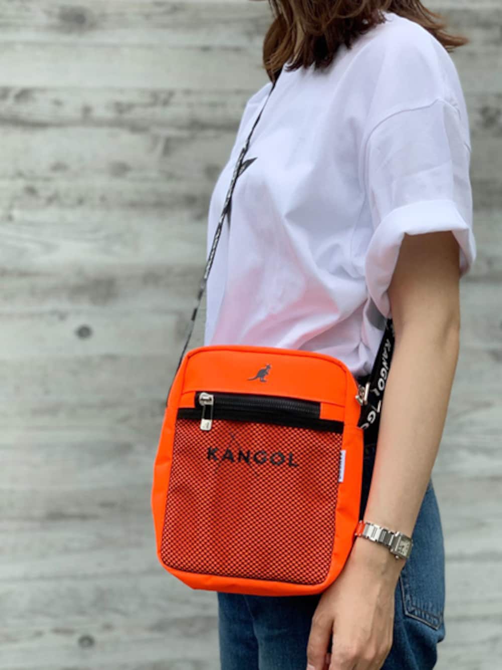 「ショルダーバッグ、ロゴ、メンズライク、肩掛け、KANGOL、ショルダーバック、ロゴTシャツ、カンゴール、オレンジコーデ」｜「KANGOLの【KANGOL/カンゴール】 縦型 メッシュポケット ショルダーバッグ / ポーチ サコッシュ（ショルダーバッグ、オレンジ系）」を使った、Parks Tokyoさん（レディース・160cm）の夏コーディネートの1枚目の写真