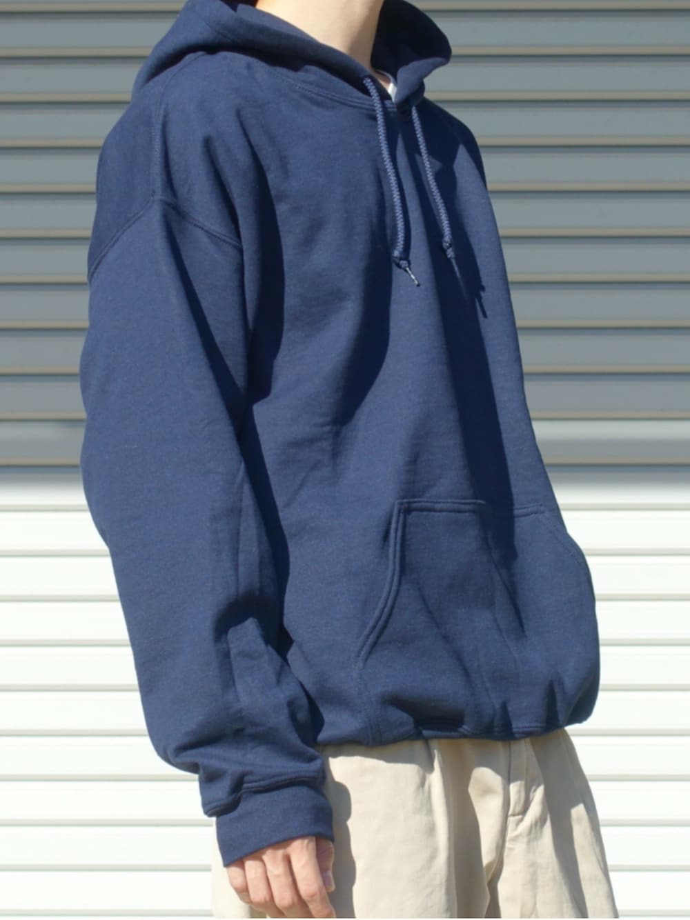 「パーカー、チノパンツ、ネイビーコーデ、パーカーコーデ、コスパ、パーカースタイル、使える、コスパコーデ、パーカーネイビー、モンスターパーカー」｜「GILDANのGILDAN/ギルダン　裏起毛プルオーバーパーカー（パーカー、ブルー系）」を使った、Parks Tokyoさん（メンズ・170cm）の冬コーディネートの1枚目の写真