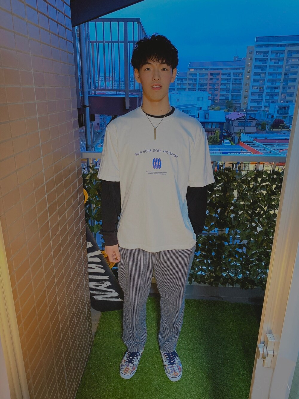 「アメカジコーデ、はるコーデ、ベランダ」｜「UNIQLOのアイテム（Tシャツ/カットソー、ホワイト系）」を使った、nagitoさん（メンズ・183cm）の春コーディネートの1枚目の写真