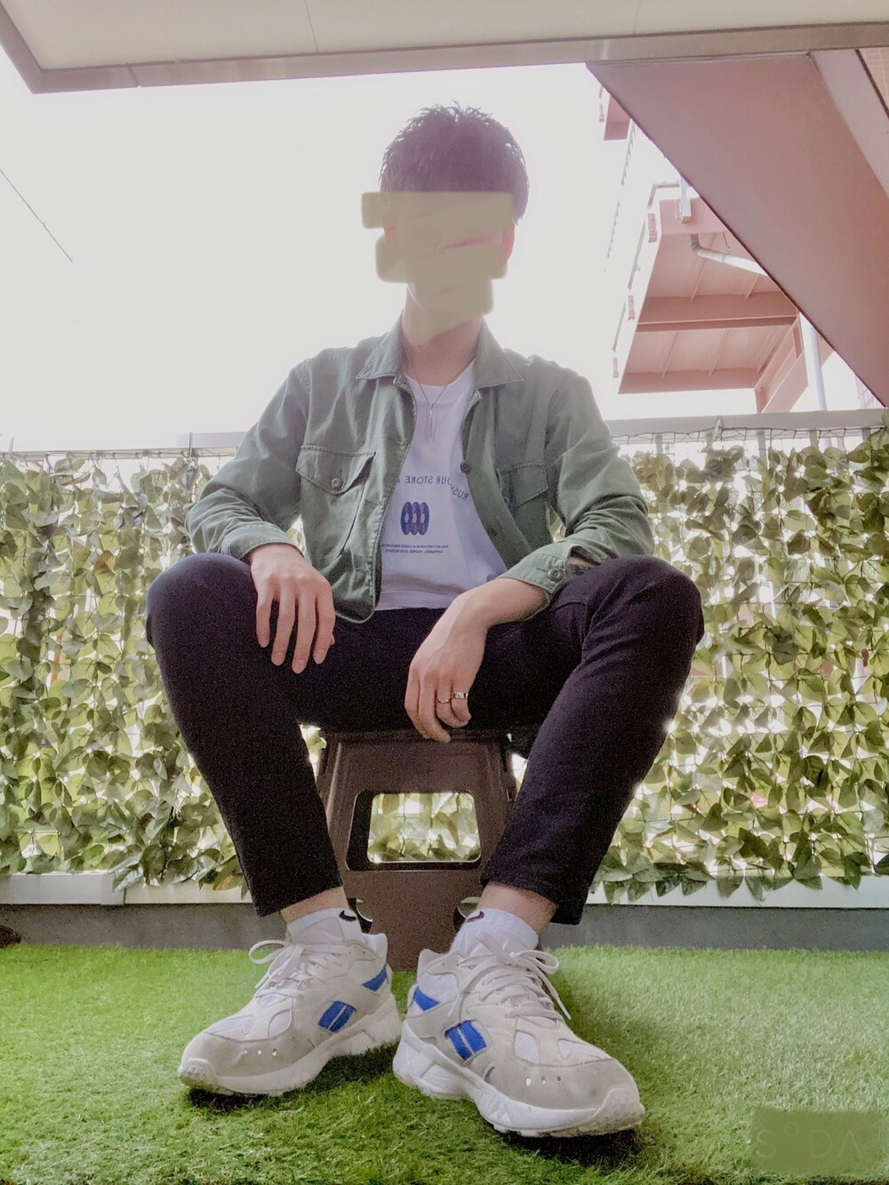 「大人カジュアル、爽やかコーデ、グリーン、はるコーデ、おしゃれさんと繋がりたい、白Tシャツ」｜「UNIQLOのアイテム（Tシャツ/カットソー、ホワイト系）」を使った、nagitoさん（メンズ・183cm）の春コーディネートの1枚目の写真
