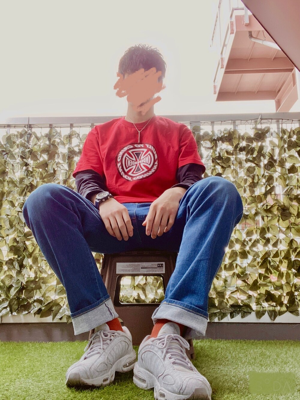 「春コーデ、おしゃれさんと繋がりたい、シンプルコーデ、ストリートコーデ、Tシャツ、ファッションの力を信じよう、赤ティ」｜「INDEPENDENTのアイテム（Tシャツ/カットソー、レッド系）」を使った、nagitoさん（メンズ・183cm）の春コーディネートの1枚目の写真