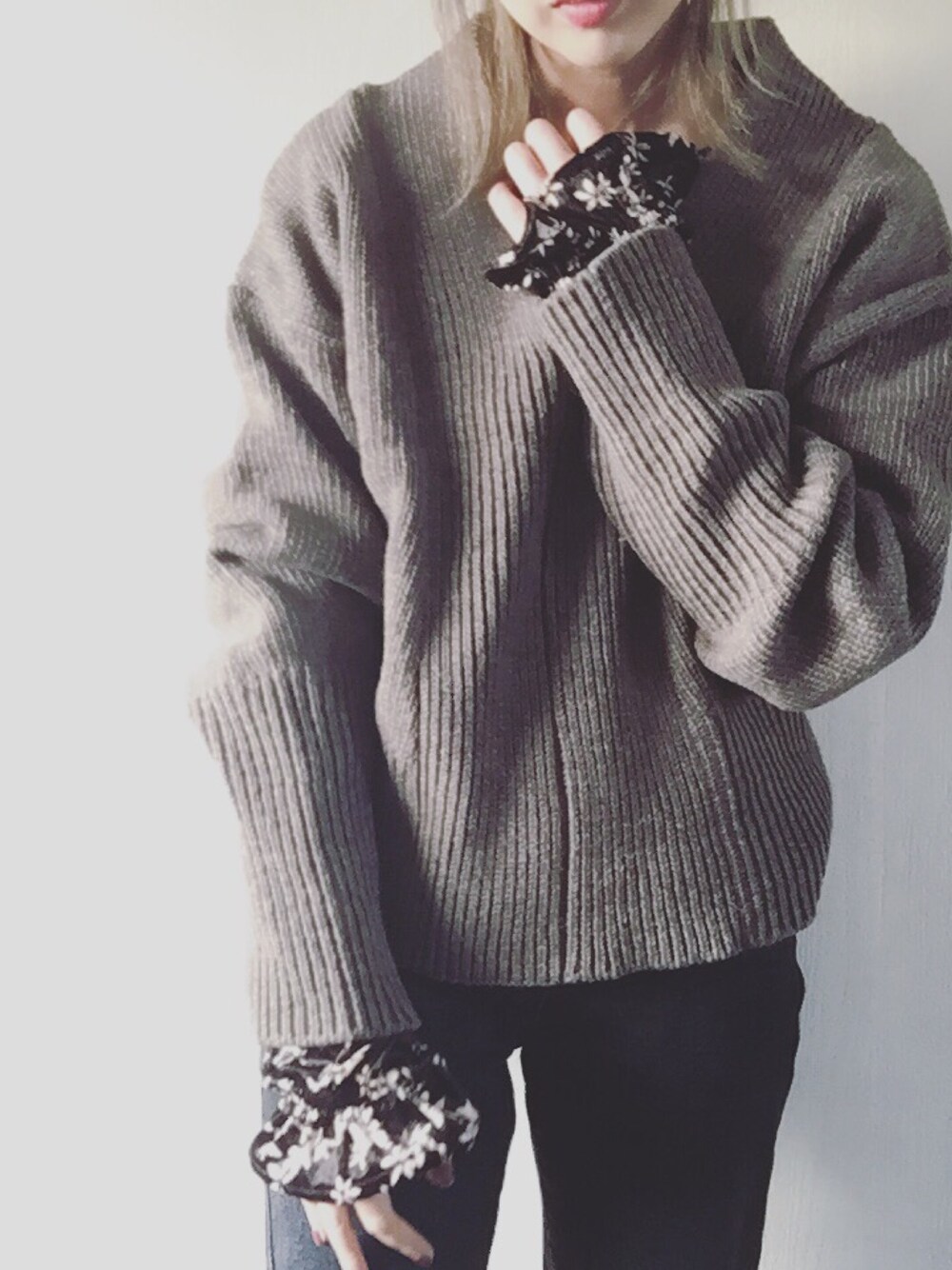「花、花柄、ニット」｜「maneuverのアイテム（ニット/セーター、ブラウン系）」を使った、maneuverさん（レディース・160cm）の冬コーディネートの1枚目の写真