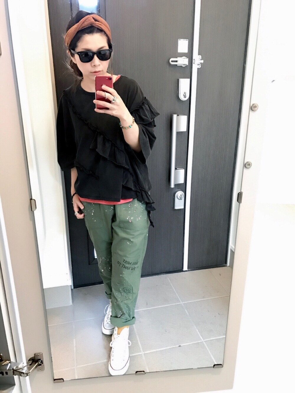「カジュアルコーデ、はるコーデ、オトナカジュアル、パンツスタイル、Tシャツ、カーキ、ZARA、休日スタイル」｜「ZARAのアイテム（Tシャツ/カットソー、ブラック系）」を使った、halさん（レディース・163cm）の春コーディネートの1枚目の写真