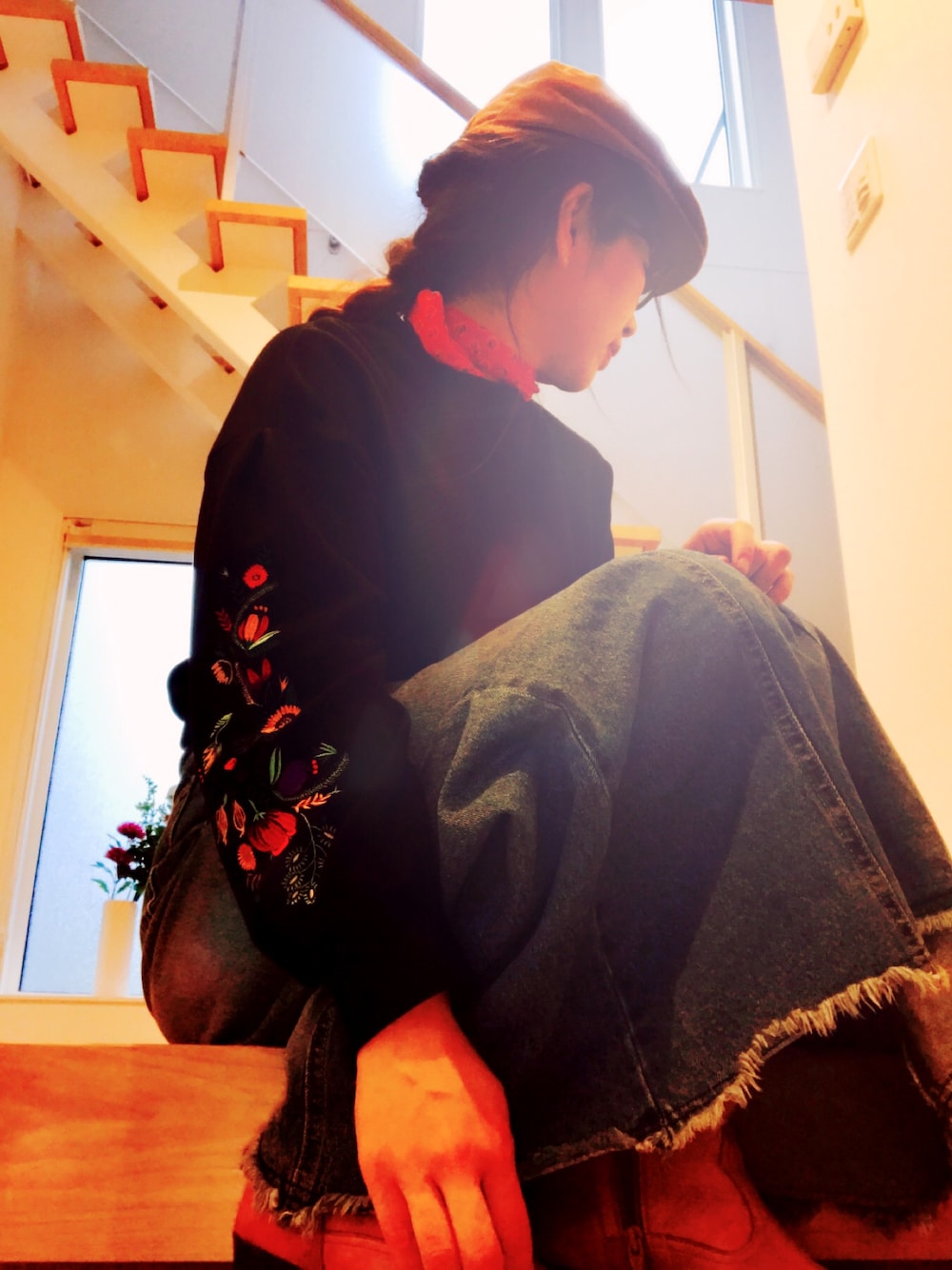 「休日スタイル、カジュアル、大人カジュアル、outfit、デニム、デニムスカート、刺繍、スカーフ」｜「COMME CA ISMのアイテム（ハンチング/ベレー帽、ブラウン系）」を使った、halさん（レディース・163cm）の春コーディネートの1枚目の写真