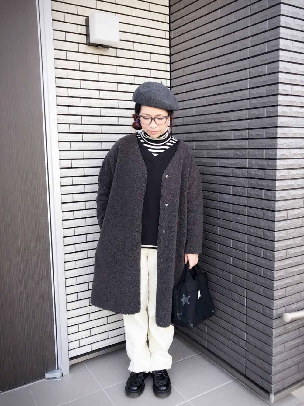 「冬、カジュアルコーデ、シンプル、オトナカジュアル、プチプラ、ロングコート、ワイドパンツ、Dr.Martens、もこもこ、無印良品」｜「usedのアイテム（ハンチング/ベレー帽、グレー系）」を使った、halさん（レディース・163cm）の冬コーディネートの1枚目の写真